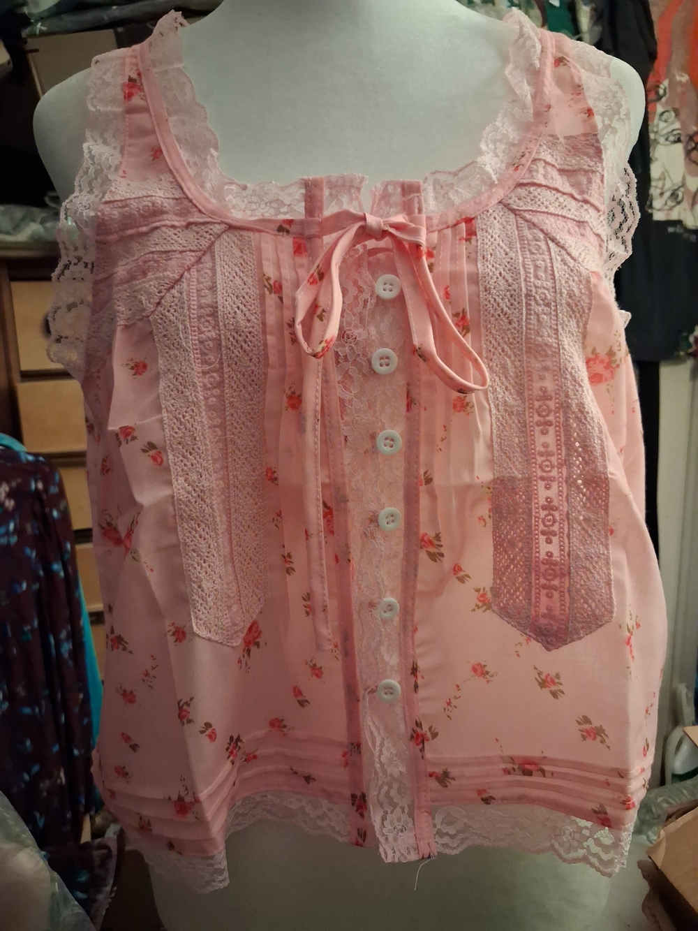 New,Delicate Pink Rose Floral Crop Top,Lace Trim Hem,Neck,Arm Strap& Bodice Med.